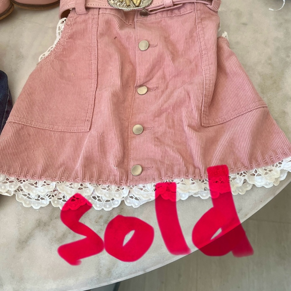 Boho/cowgirl Corduroy skirt. Ruffle detail. Includes pink leather belt w/buckel